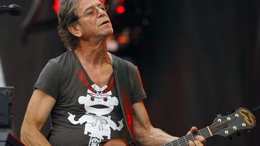 americateve | Lou Reed durante una presentaci&oacute;n en el festival de Lollapalooza en Chicago en una fotograf&iacute;a del domingo 9 de agosto de 2009. La vida del rockero fue todo menos convencional, pero en su testamento dej&oacute; en claro que quer&iacute;a esta