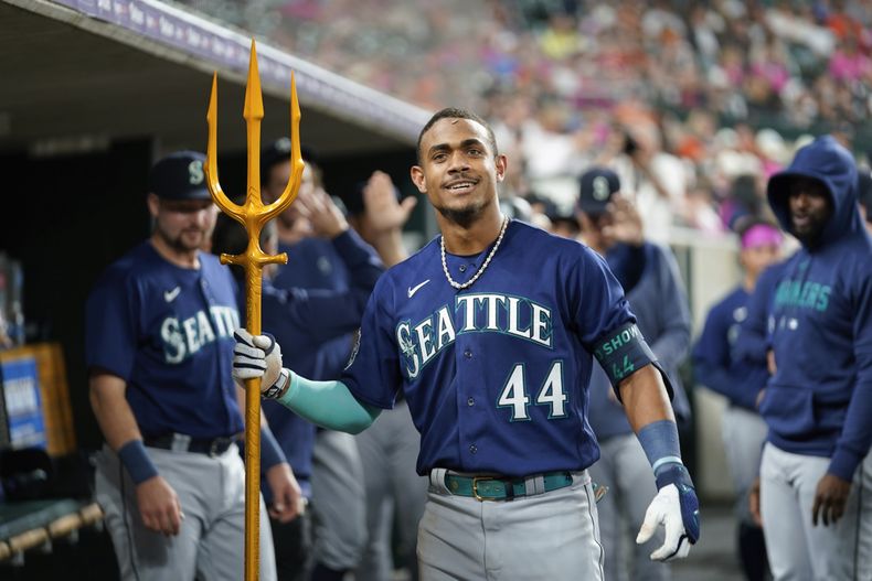 Julio Rodríguez, de los Marineros de Seattle, celebra su cuadrangular de dos carreras en contra de los Tigres de Detroit, en la novena entrada del juego de béisbol, el viernes 12 de mayo de 2023, en Detroit. (AP Foto/Paul Sancya)