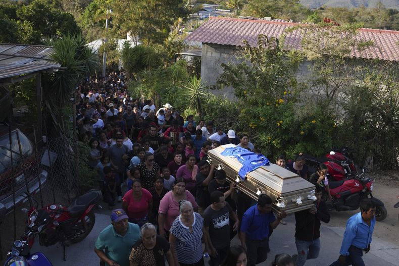 Varias personas cargan el féretro de una de las víctimas del accidente de autobús hacia el cementerio en Santo Domingo Los Ocotes, Guatemala, el martes 11 de febrero de 2025, un día después de que más de medio centenar de pasajeros murieran después de que el bus en el que viajaban se precipitara al vacío a las afueras de la capital guatemalteca. (AP Foto/Moisés Castillo)