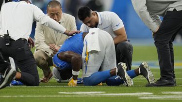 Joshua Palmer wide receiver de los Chargers de Los Ángeles es ayudado por el cuerpo médico del equipo tras una lesión durante la primera mitad del juego de NFL ante los Bears de Chicago, el domingo 29 de octubre de 2023, en Inglewood, California. (AP Foto/Ashley Landis)