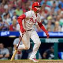 Bryson Stott de los Filis de Filadelfia observa su doble de tres carreras en la sexta entrada ante los Yankees de Nueva York el domingo 26 de julio del 2026. (AP Foto/Chris Szagola)