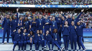 Las jugadoras estadounidenses celebran tras ganar la medalla de oro en el torneo de fútbol de los Juegos Olímpicos de París al vencer a Brasil en la final el sábado 10 de agosto del 2024. (AP Foto/Aurelien Morissard)