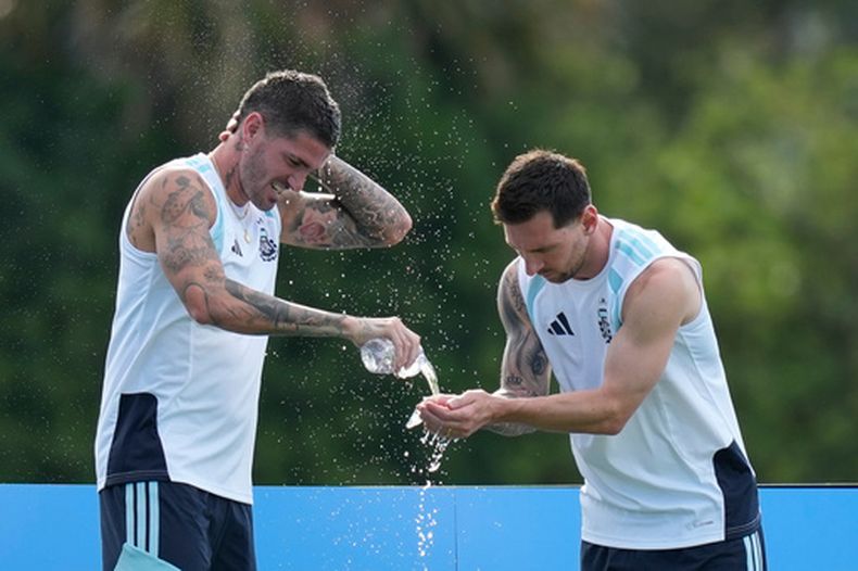 El capitán de Argentina, Lionel Messi, y Rodrigo De Paul (a la izquierda) se refrescan durante el entrenamiento para el partido contra Cabo Verde en dieciseisavos del Mundal en Fort Lauderdale, Florida, jueves 2 de julio, 2026. (AP Foto/Rebecca Blackwell)
