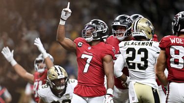 El corredor de los Falcons de Atlanta, Bijan Robinson (7), celebra tras anotar contra los Saints de Nueva Orleans durante la primera mitad de un partido de la NFL en Nueva Orleans, el lunes 5 de octubre de 2026. (Foto AP/Ella Hall)