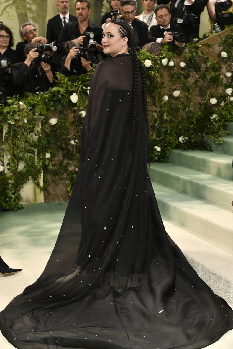 Lily Gladstone llega a la gala benéfica del Instituto del Vestido del Museo Metropolitano de Arte para celebrar la inauguración de la exposición Sleeping Beauties: Reawakening Fashion el lunes 6 de mayo de 2024, en Nueva York. (Foto Evan Agostini/Invision/AP)