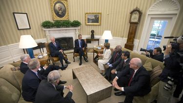 americateve | El presidente Barack Obama, al centro, y el vicepresidente Joe Biden, al centro a la izquierda, se re&uacute;nen con los l&iacute;deres dem&oacute;cratas en la Oficina Oval de la Casa Blanca, el martes 15 de octubre de 2013, en Washington. Sentados con el