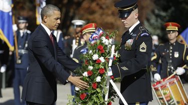 americateve | El presidente estadounidense Barack Obama coloca una ofrenda en la Tumba del Soldado Desconocido en el Cementerio Nacional de Arlington en Virginia, el lunes 11 de noviembre de 2013, durante la ceremonia del D&iacute;a de los Veteranos.  (Foto de AP/Pablo