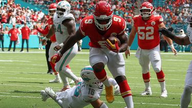 El corredor de los Chiefs de Kansas City Kenneth Walker III anota frente al safety de los Dolphins de Miami Michael Taaffe en el encuentro de del domingo 27 de septiembre del 2026. (AP Foto/David Santiago)