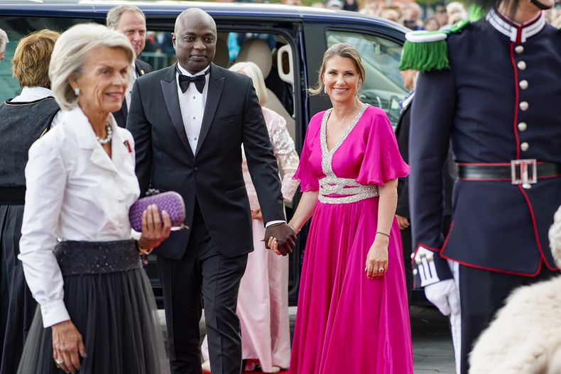 ARCHIVO - La princesa Martha Louise de Noruega y su prometido Durek Verrett llegan al evento del partido gubernamental en relación con el cumpleaños 18 de la princesa Ingrid Alexandra, que se celebra en Deichman Bjoervika, la biblioteca principal de Oslo, el jueves 16 de junio de 2022.(Hakon Mosvold Larsen/NTB vía AP, archivo)