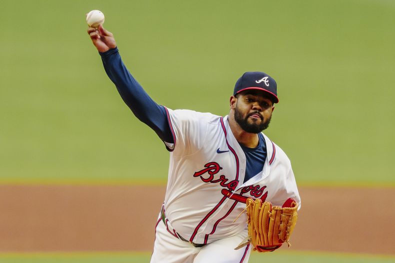 El dominicano Reynaldo López, lanzador de los Bravos de Atlanta, labora en el duelo ante los Rockies de Colorado, el jueves 5 de septiembre de 2024 (AP Foto/Jason Allen)