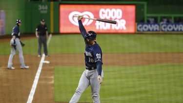 Yelich comanda triunfo de Cerveceros con cuatro producidas