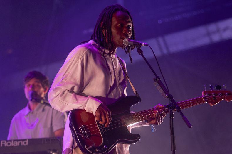 Olugbenga Adelekan, bajista de la banda británica Metronomy, durante su concierto en el festival Corona Capital en la Ciudad de México, el sábado 18 de noviembre de 2023. (Foto AP/Alejandro Godinez)