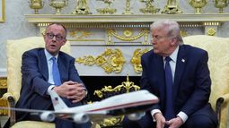 ARCHIVO - El presidente Donald Trump se reúne con el canciller alemán Friedrich Merz en el Despacho Oval de la Casa Blanca, el 3 de marzo de 2026, en Washington. (AP Foto/Mark Schiefelbein, archivo)