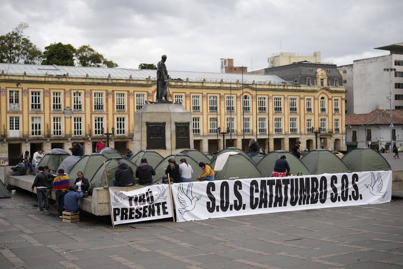 ARCHIVO - Residentes de la región cocalera del Catatumbo acampan en la Plaza Bolívar en Bogotá, Colombia, después de viajar a la capital para solicitar una reunión con el presidente Gustavo Petro el miércoles 29 de enero de 2025. (AP Foto/Fernando Vergara, Archivo)