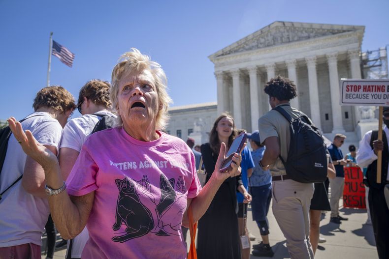 Celeste McCall, de Washington, reacciona confundida el 1 de julio del 2024, afuera de la Corte Suprema en Washington, luego que se anunciaron las decisiones. “Estoy confundida. Me habían dicho que [Trump] no tiene inmunidad para actos no oficiales”, dijo McCall. “Ni siquiera sé qué significa eso. Estoy más que confundida”. (Foto AP/Jacquelyn Martin)