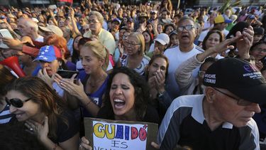 Gobierno y oposición miden fuerzas con marchas en Caracas
