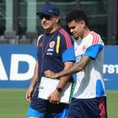 El técnico de Colombia Néstor Lorenzo charla con Luis Díaz durante un entrenamiento en el Mundial, el miércoles 1 de julio de 2026, en Fort Lauderdale, Florida. (AP Foto/Marta Lavandier)