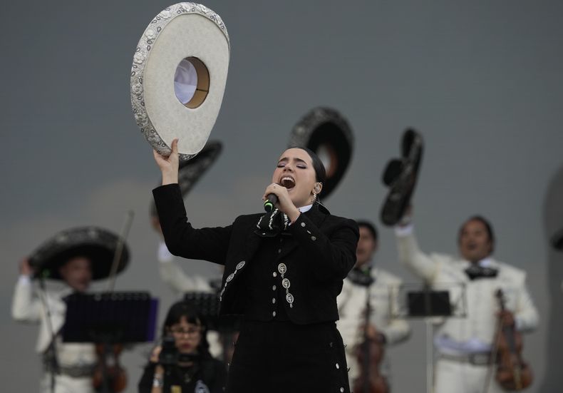 La cantante mexicana Camila Fernández durante su concierto en el segundo día del festival Arre en la Ciudad de México el 10 de septiembre de 2023. (Foto AP/Fernando Llano)
