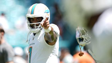 El quarterback Tua Tagovailoa (1) de los Dolphins de Miami gesticula previo a un partido contra los Jaguars de Jacksonville, el domingo 8 de septiembre de 2024, en Miami Gardens. (AP Foto/Rebecca Blackwell)