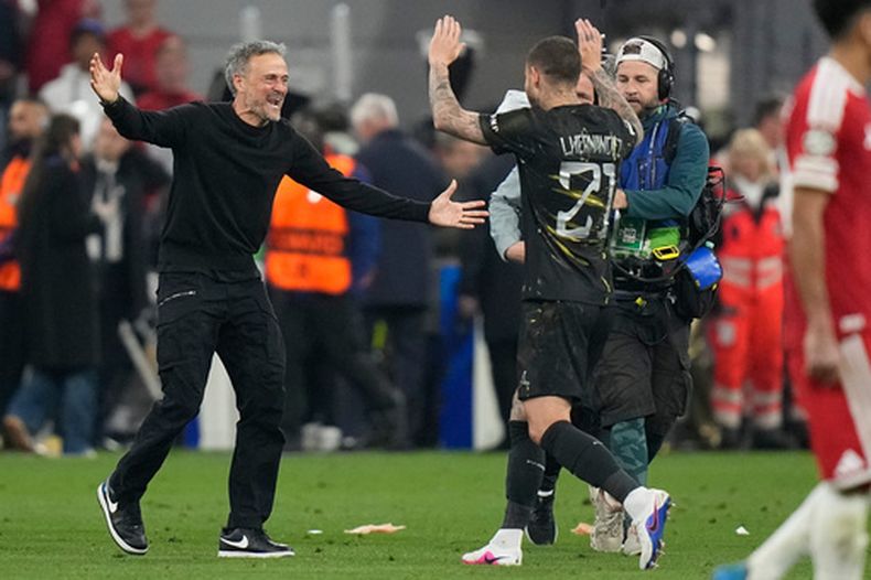 El técnico Luis Enrique y el zaguero francés Lucas Hernández, del París Saint-Germain, festejan tras avanzar a la final de la Liga de Campeones con un empate frente al Bayern Múnich el miércoles 6 de mayo de 2026 (AP Foto/Matthias Schrader)