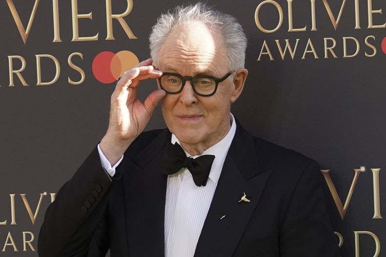 John Lithgow posa para los fotógrafos a su llegada a la ceremonia de los Premios Olivier, el domingo 6 de abril de 2025, en Londres. (Foto de Alberto Pezzali/Invision/AP)