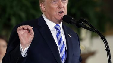 Trump se reúne con alumnos para hablar sobre armas