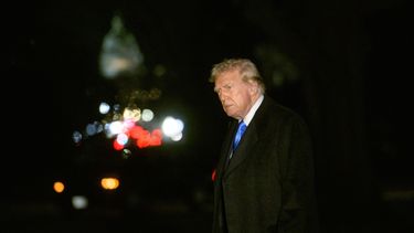 El presidente Donald Trump camina desde el Marine One a su llegada al jardín sur de la Casa Blanca en Washington, el domingo 2 de febrero de 2025. (AP Foto/Rod Lamkey, Jr.)