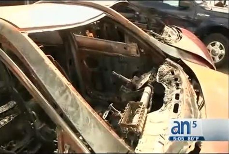 En Hialeah, una mujer amaneció hoy con la noticia de que su auto había sido incendiado.