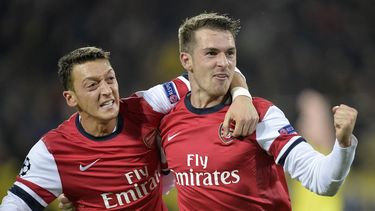 americateve | El jugador de Arsenal, Aaron Ramsey, derecha, festeja con su compa&ntilde;ero Mesut Oezil tras anotar un gol contra Borussia Dortmund en la Liga de Campeones el mi&eacute;rcoles, 6 de noviembre de 2013, en Dortmund, Alemania. (AP Photo/Martin Meissner)