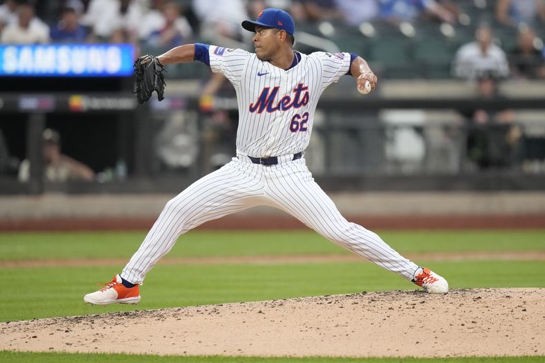 El colombiano José Quintana, de los Mets de Nueva York, lanza en el tercer inning del juego del martes 9 de julio de 2024, ante los Nacionales de Washington (AP foto/Frank Franklin II)