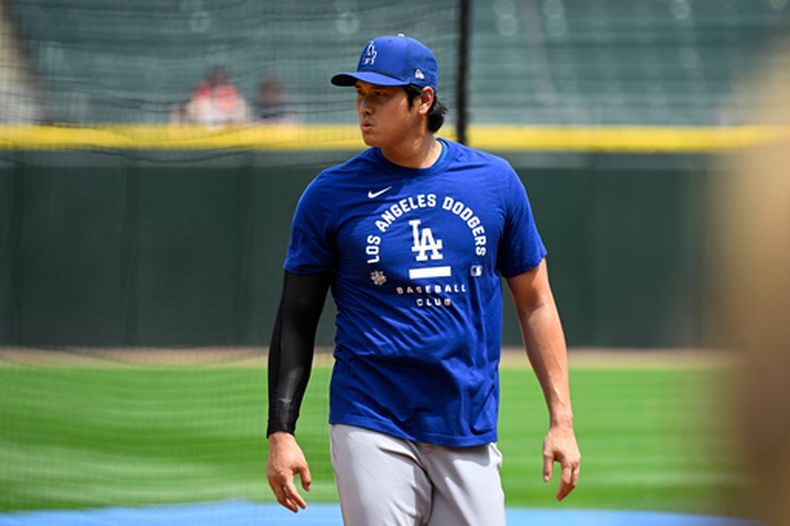 El jugador bidireccional de los Dodgers de Los Ángeles, Shohei Ohtani, de Japón, durante los calentamientos previos a un partido de béisbol contra las Medias Blancas de Chicago, el sábado 13 de junio de 2026, en Chicago. (Foto AP/Matt Marton)