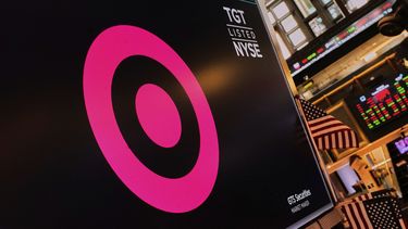 El logotipo de Target en una pantalla del piso de remates de la Bolsa de Valores de Nueva York el martes 20 de mayo de 2025. (AP Foto/Richard Drew)