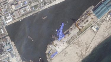 Esta imagen satelital de Planet Labs PBC muestra una lona azul sobre un destructor norcoreano el viernes 23 de mayo de 2025 tras haber presentado un problema durante su botadura en Chongjin, Corea del Norte. (Planet Labs PBC vía AP)