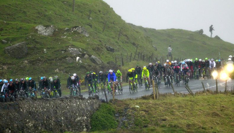 El pelot&oacute;n pedalea en la segunda etapa del Giro de Italia el s&aacute;bado, 10 de mayo de 2014, en Irlanda del Norte. (AP Photo/Peter Morrison)