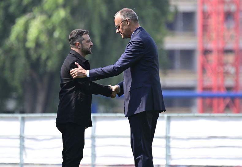 El presidente de Ucrania, Volodymyr Zelenskyy (izquierda), es recibido por el canciller de Alemania, Friedrich Merz, a su llegada a los jardines de la cancillería, en Berlín, Alemania, el 13 de agosto de 2025. (John MacDougall/Pool Foto via AP)