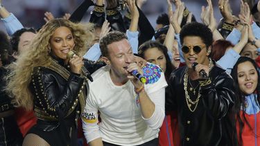 coldplay cede estrellato a invitados en super bowl