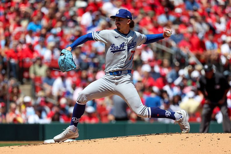 El pitcher de los Dodgers de Los Ángeles Justin Wrobleski lanza en la primera entrada ante los Cardenales de San Luis el domingo 3 de mayo del 2026. (AP Foto/Scott Kane)