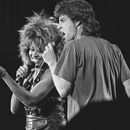 ARCHIVO - Tina Turner y Mick Jagger durante su presentación en el concierto Live Aid en Filadelfia el 14 de julio de 1985. Turner, la imparable cantante, murió el miércoles después de una larga enfermedad en su casa en Küsnacht, cerca de Zúrich, Suiza, dijo su mánager. Tenía 83 años. (Foto AP/Amy Sancetta, archivo)