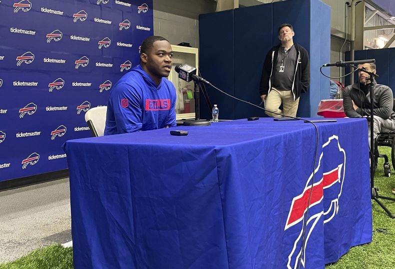 Amari Cooper, receptor de los Bills de Buffalo, habla con la prensa tras su primer día de práctica con el equipo, el miércoles 16 de octubre de 2024 (AP Foto/John Wawrow)
