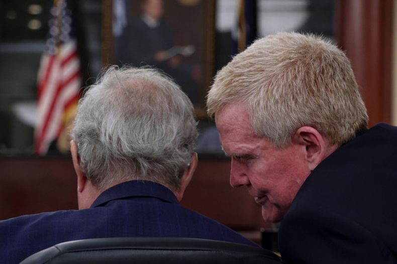 Alex Murdaugh conversa con su abogado, Dick Harpootlian, durante una audiencia de estado del caso el viernes 14 de agosto de 2026 en el Centro Judicial Marc H. Westbrook en Lexington, Carolina del Sur. (Tracy Glantz / The State vía AP, Pool)