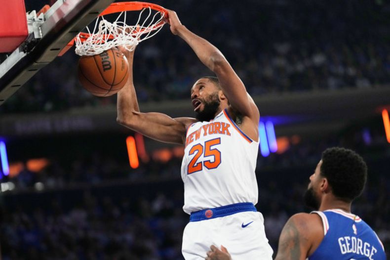 Mikal Bridges de los Knicks de Nueva York clava el balón en el juego 1 de las semifinales de la Conferencia Este ante los 76ers de Filadelfia el lunes 4 de mayo del 2026. (AP Foto/Seth Wenig)