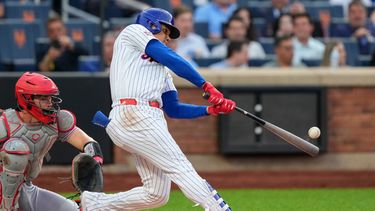 El dominicano Juan Soto pega un jonrón en el encuentro ante los Rojos de Cincinnati, el miércoles 27 de mayo de 2026 (AP Foto/Yuki Iwamura)