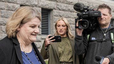 ARCHIVO – La jueza de circuito del condado de Milwaukee, Hannah Dugan, sale del tribunal federal después de una audiencia en Milwaukee, el 15 de mayo de 2025. (AP Foto/Andy Manis, Archivo)