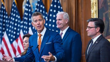 El secretario de Transporte, Sean Duffy, habla con los periodistas el día 23 del cierre gubernamental. Lo acompañan, de izquierda a derecha, la legisladora Lisa McClain (republicana por Michigan), el líder de la mayoría de la Cámara de Representantes, Tom Emmer (republicano por Minnesota), y el presidente de la Cámara de Representantes, Mike Johnson (republicano por Luisiana), en una conferencia de prensa en el Capitolio en Washington, el jueves 23 de octubre de 2025. (Foto AP/J. Scott Applewhite)