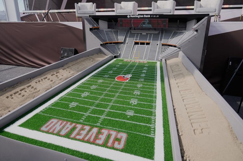 El modelo del nuevo estadio de los Browns de Cleveland durante la ceremonia de inicio del proyecto en Brook Park, Ohio el jueves 30 de abril del 2026. (AP Foto/Sue Ogrocki)