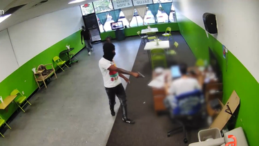 captado como dos hombres a punta de pistola asaltaron una tienda que vende  productos de herbalife en sunrise