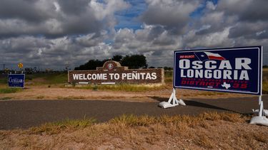 Carteles de campaña a lo largo de la Ruta 83 de EEUU, el jueves 17 de septiembre de 2026, en Peñitas, Texas. (AP Foto/Julia Demaree Nikhinson)