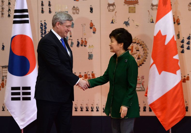 El primer ministro de Canad&aacute; Stephen Harper saluda a la presidenta de Corea del Sur Park Geun-hye a su llegada a la residencia del gobierno en Se&uacute;l, Corea del Sur, el martes 11 de marzo de 2014. (Foto de AP/The Canadian Press, Sean Kilpatric