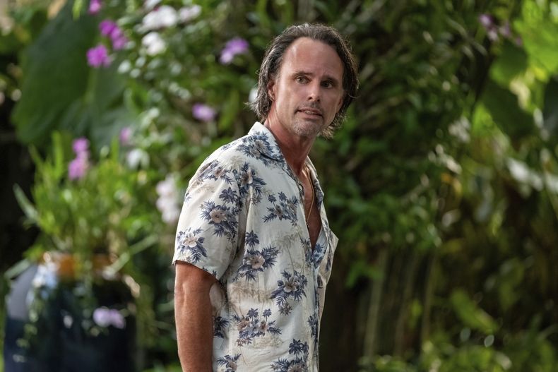 Esta imagen publicada por HBO muestra a Walton Goggins en una escena de The White Lotus. (Fabio Lovino/HBO via AP)
