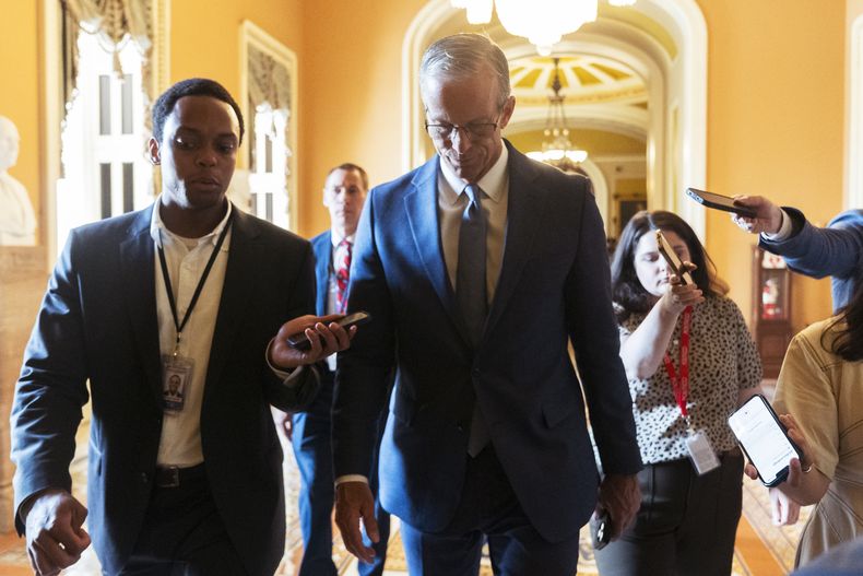 El líder de la mayoría en el Senado, John Thune, republicano por Dakota del Sur, camina seguido por reporteros desde la Cámara a su oficina para buscar apoyos al proyecto de recortes de gastos y bajadas de impuestos del presidente, Donald Trump, en el Capitolio, en Washington, el lunes 30 de junio de 2025. (AP Foto/Manuel Balce Ceneta)